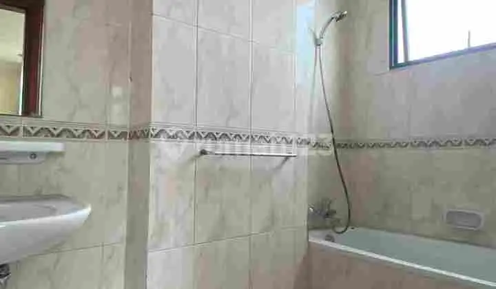 kamar mandi kondominium graha family regency