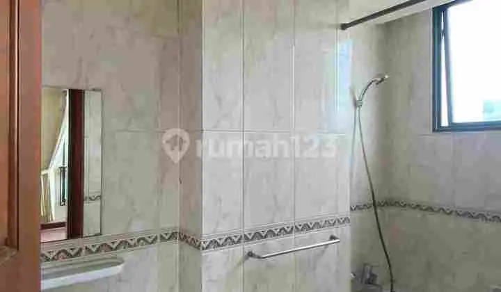 kamar mandi kondominium graha family regency