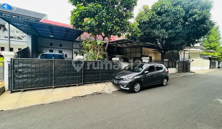 tampak depan rumah di tengah kota di