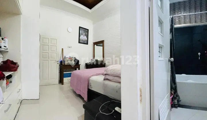 kamar tidur rumah di tengah kota di