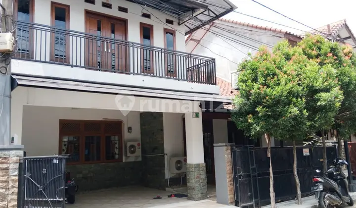 tampak depan rumah semi furnished bagus di