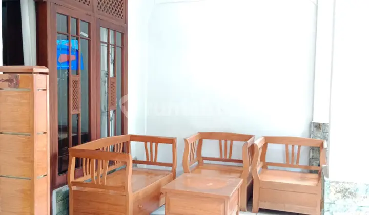 ruang tamu rumah semi furnished bagus di
