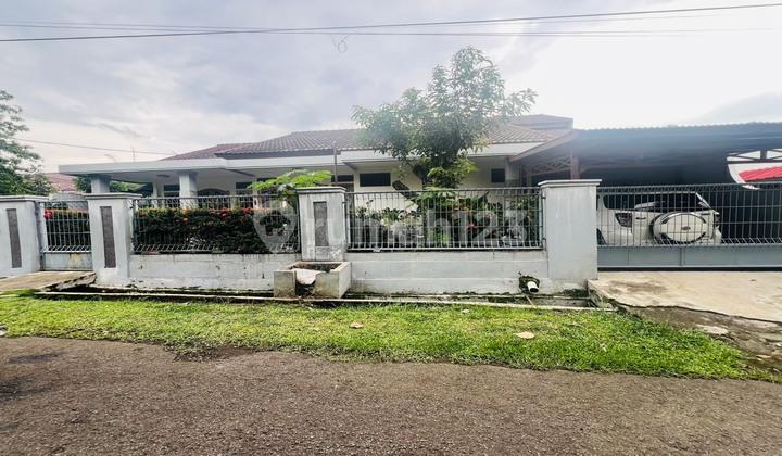 tampak depan rumah hoek unfurnished bagus di