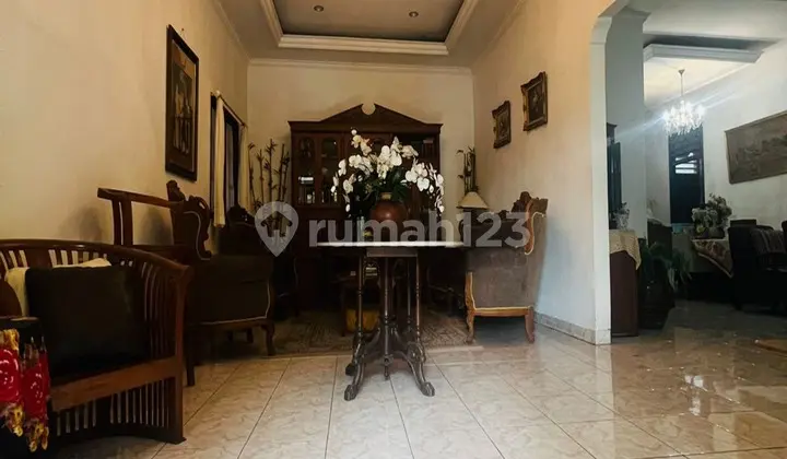 ruang tamu rumah hoek unfurnished bagus di