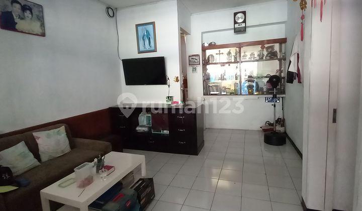 ruang tamu rumah 1.5 lantai siap huni