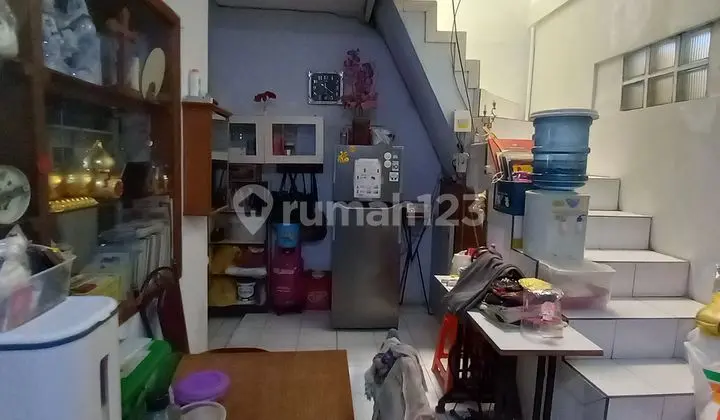 ruang makan rumah 1.5 lantai siap huni