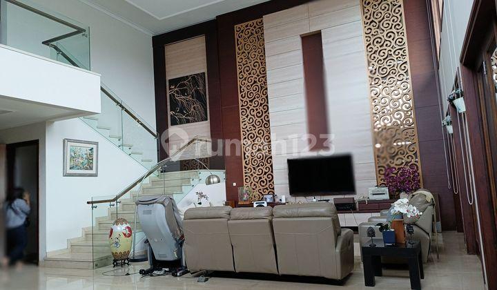 ruang keluarga rumah modern minimalis setra sari