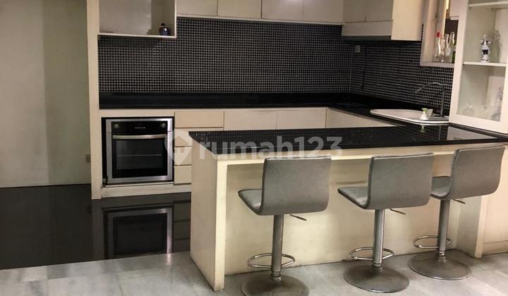 ruang makan rumah mewah di villa duta.