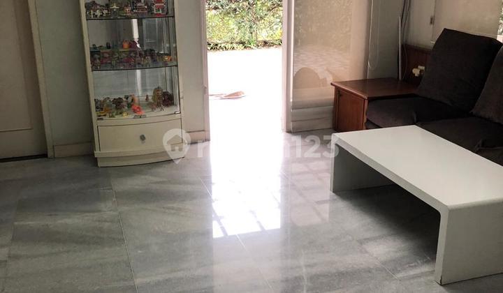 ruang keluarga rumah mewah di villa duta.