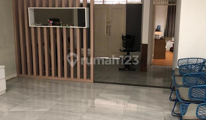 ruang tamu rumah mewah di villa duta.