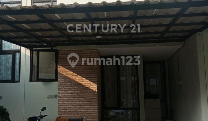 tampak depan dijual rumah siap huni di
