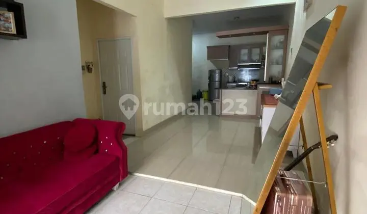 ruang keluarga rumah 2 lantai bagus shm