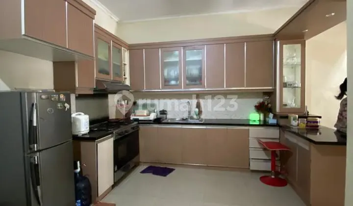 dapur rumah 2 lantai bagus shm