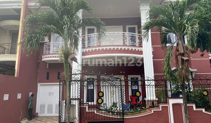 tampak depan rumah cantik dijual di perumahan