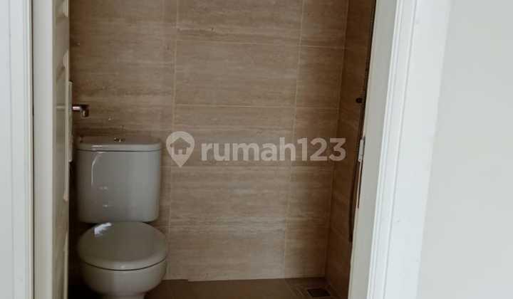 kamar mandi rumah baru 2 lantai yang