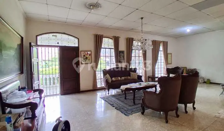 ruang tamu rumah hook, dalam komplek cinere