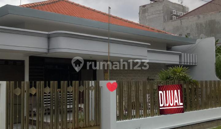 tampak depan dijual rumah 1 lantai manyar