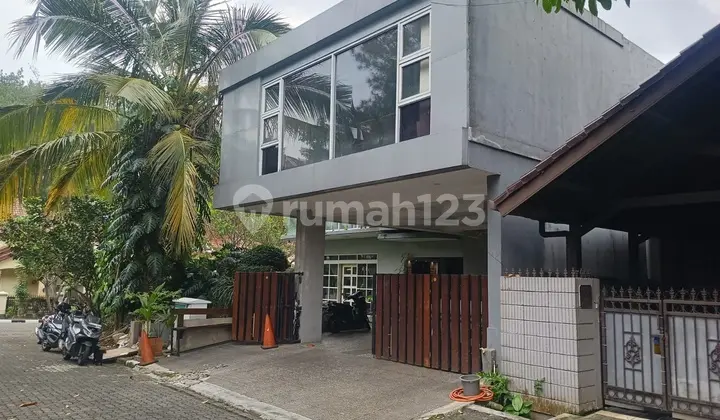 tampak depan rumah hoek luas asri. di