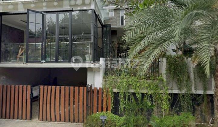ruang keluarga rumah hoek luas asri. di