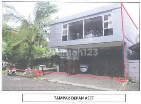 tampak depan rumah hoek luas asri. di