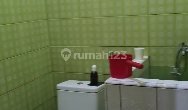 kamar mandi di jual rumah 2 lt