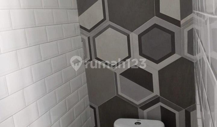 kamar mandi rumah modern 2 lantai semi