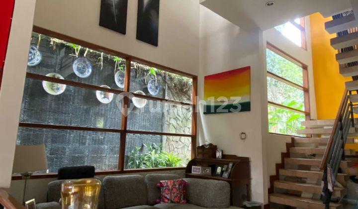 ruang keluarga rumah luas 2 lantai shm