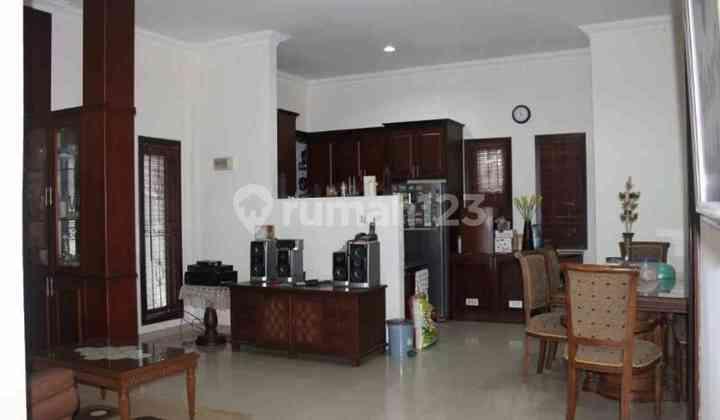 ruang keluarga rumah 5 kamar tidur hak