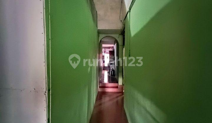 ruang tamu rumah kos 7 kamar happy