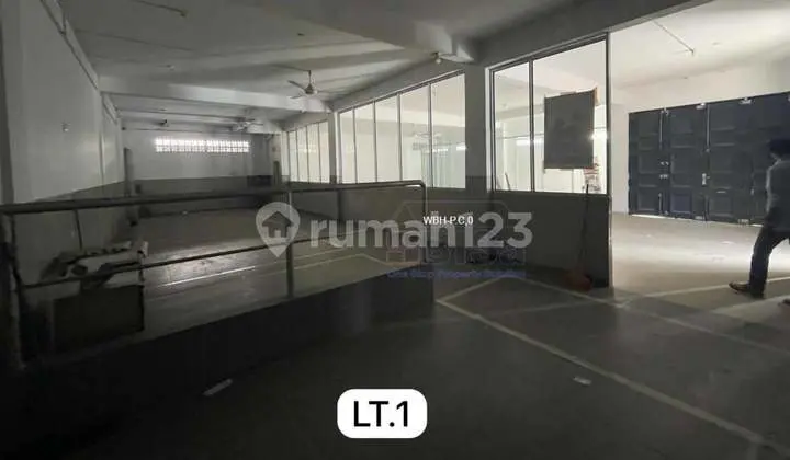 ruang keluarga 2 ruko gandeng 3 lantai