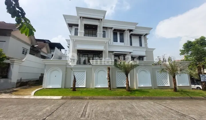 tampak depan rumah mewah di country wood