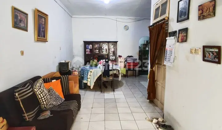 ruang keluarga rumah 2 lantai clasik murah