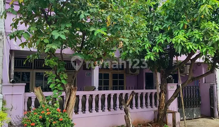 tampak depan rumah 2 lantai clasik murah