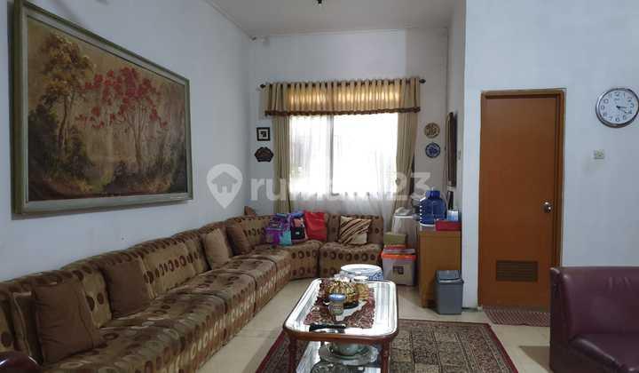 ruang keluarga rumah lama, cocok untuk usaha