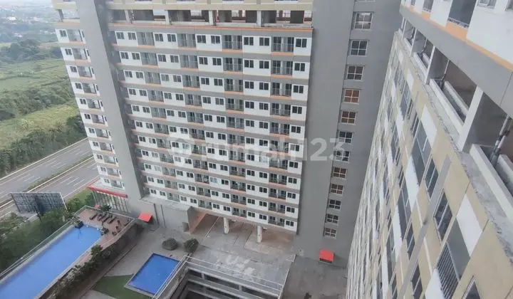 tampak depan apartemen semi furnished di royal