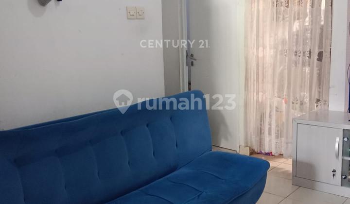 ruang tamu rumah dekat tol di villa