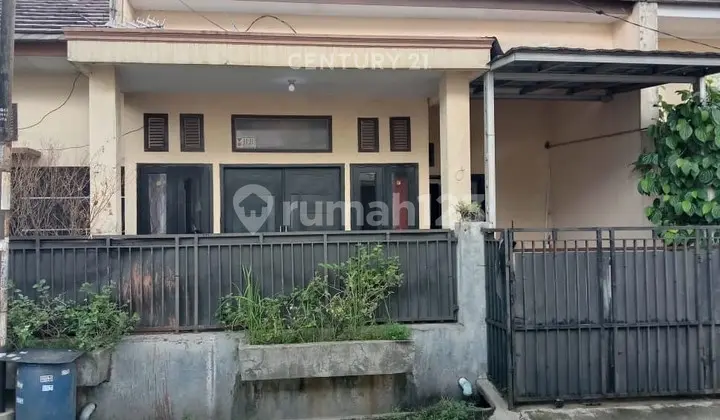 tampak depan rumah dekat stasiun di perumahan