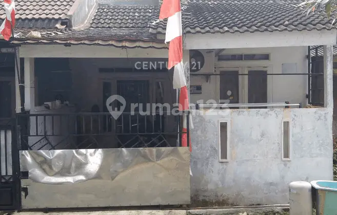 tampak depan rumah strategis dekat stasiun di