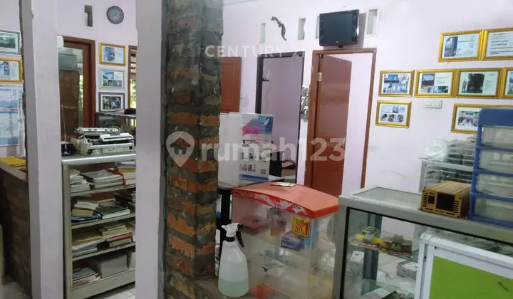 ruang tamu rumah strategis di perumahan puri