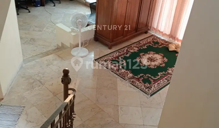 ruang tamu rumah mewah hook strategis di