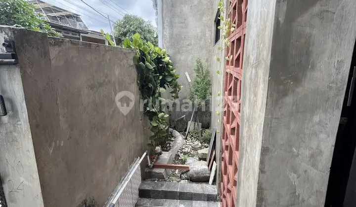 teras dijual rumah 2 lantai di