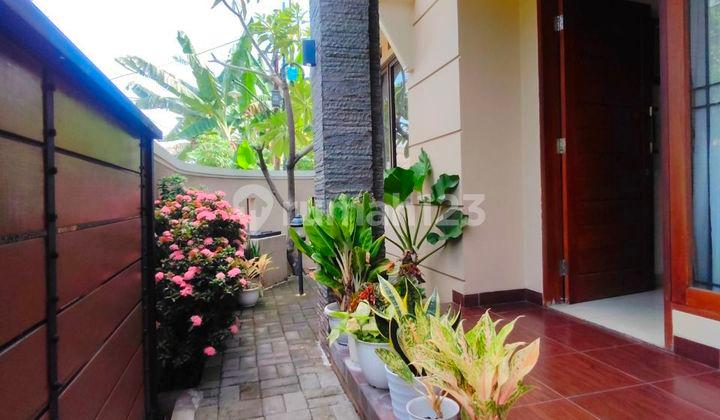 tampak depan rumah cantik terawat siap huni