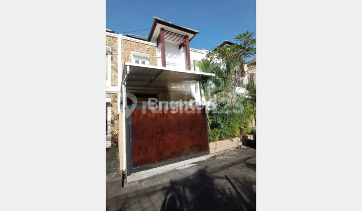 tampak depan rumah 2 lantai di taman