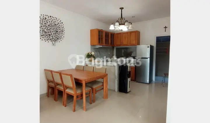 ruang makan rumah 2 lantai di taman