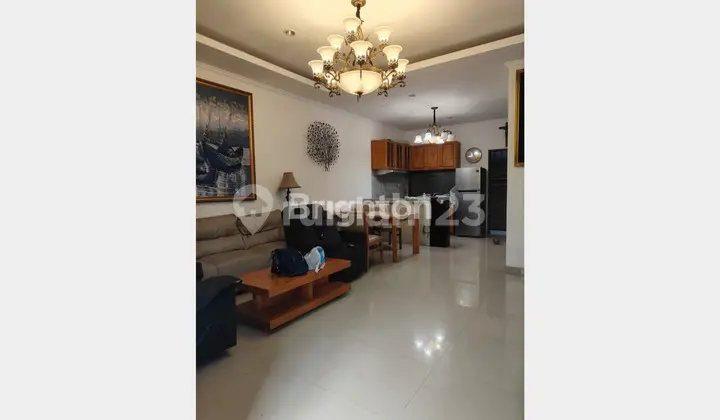 ruang keluarga rumah 2 lantai di taman