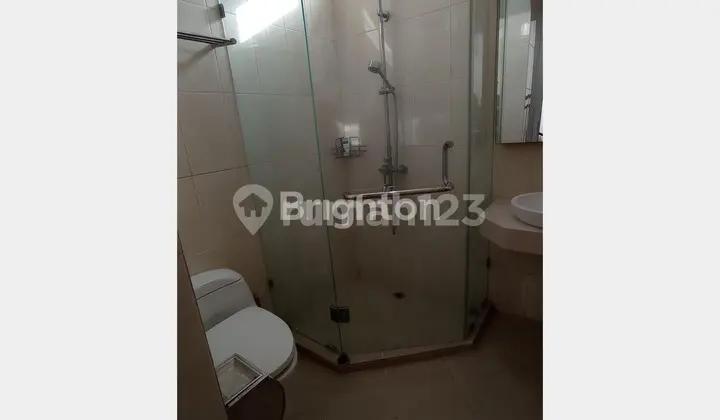 kamar mandi rumah 2 lantai di taman