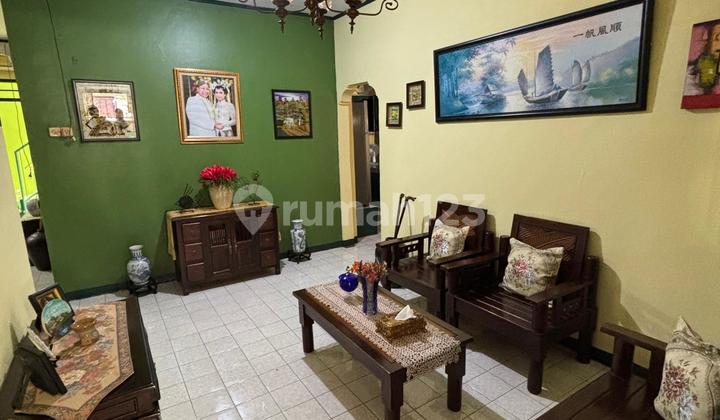 ruang tamu rumah terawat siap huni di