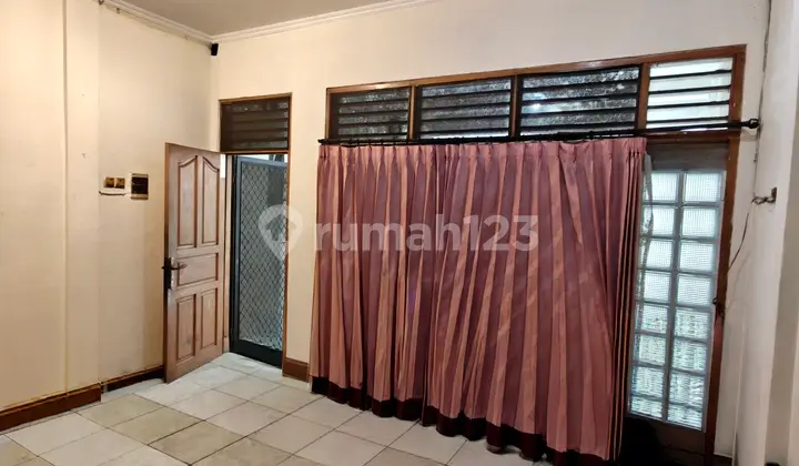 ruang keluarga rumah dekat busway dan sunter