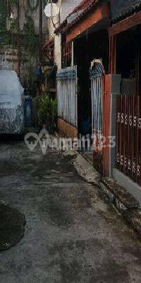 tampak depan dijual rumah 2 lantai perum
