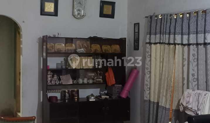 ruang keluarga dijual rumah 2 lantai perum